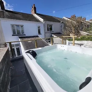 Bright 3 Bedroom House With Hot Tub Holiday home Swansea